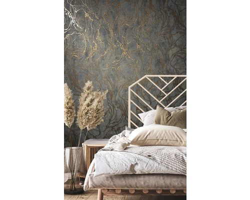 Slaapkamer met patroonbehang, bed en decoratie