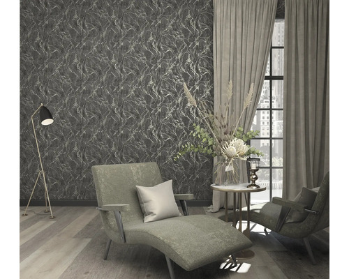 Woonkamer met patroonbehang, ligstoel, fauteuil en staande lamp