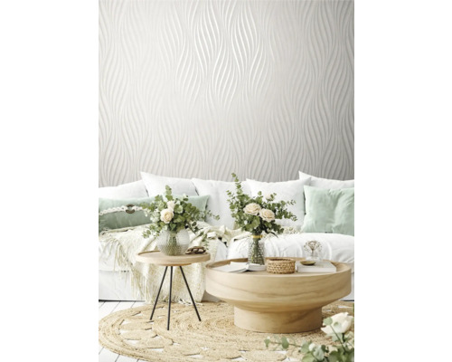 Woonkamer met wit designbehang, bank en houten tafels op een kleed