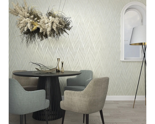 Eetkamer met ronde tafel, stoelen, bloemdecoratie, vloerlamp en wandbekleding met golfpatroon.