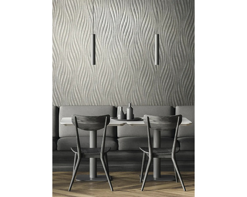 Scene met een gestructureerde wand, een zitbank, een tafel, twee stoelen en twee hanglampen