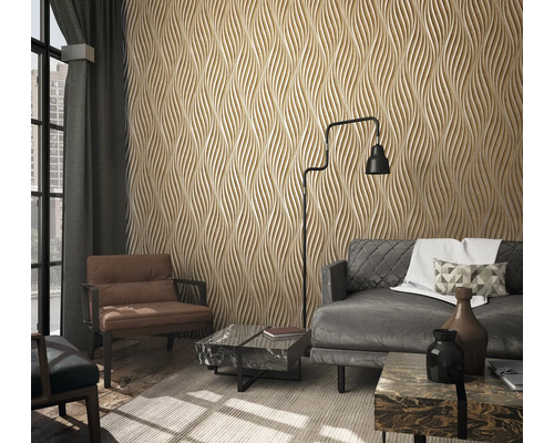 Woonkamer met fauteuil, bank, vloerlamp, salontafels en driedimensionaal behang met golfpatroon