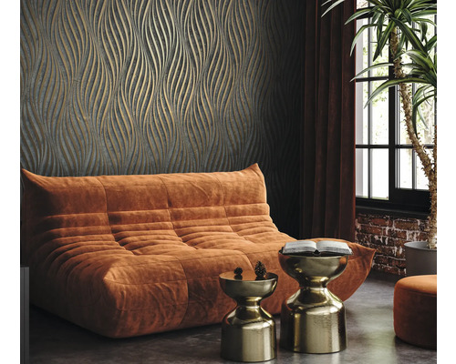 Woonkamer met bruine bank, gouden bijzettafels en patroonbehang