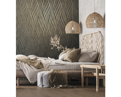 Slaapkamer met bed, nachtkastje en behang met patroon