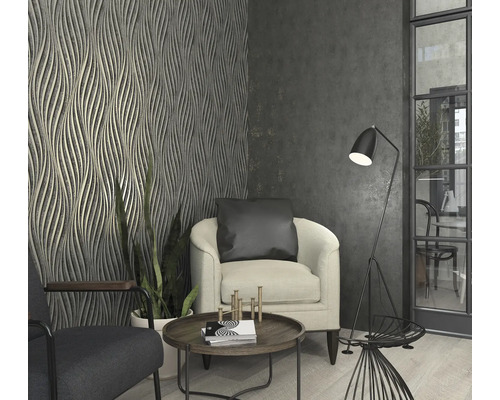 Woonkamer met fauteuil, staande lamp en gestructureerd behang