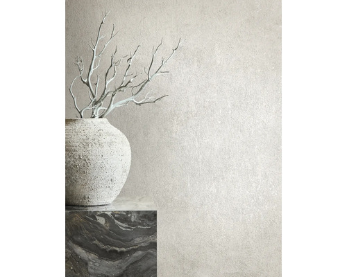 Decoratieve vaas met takken op een tafel