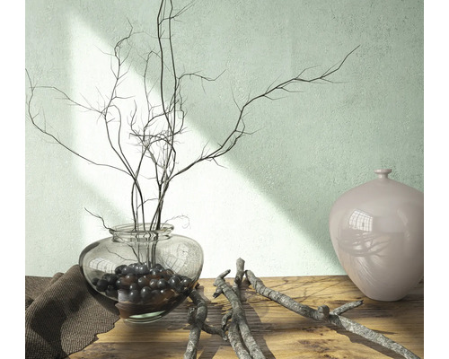 Decoratieve scène met glazen vaas, takken en keramische vaas op een houten tafel