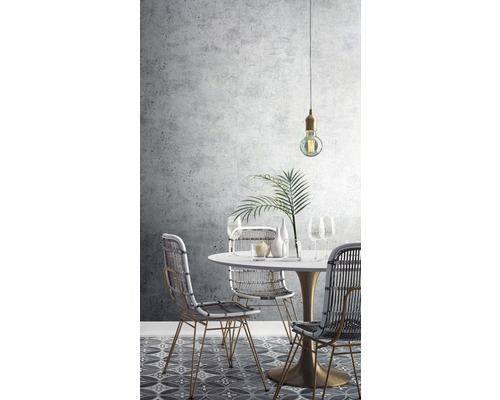 Eetkamer met eettafel, stoelen en hanglamp
