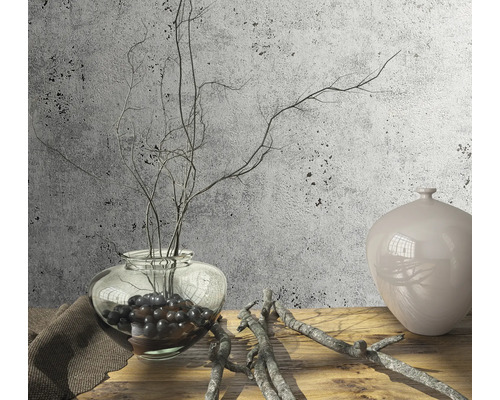 Decoratieve scène met een glazen vaas, takken en een keramische vaas op een houten tafel