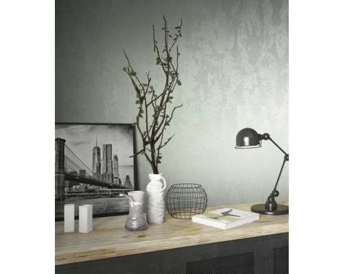 Decoratief arrangement op een dressoir met een New York foto op de achtergrond.