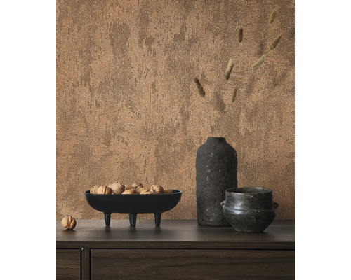 Decoratief stilleven met een schaal gevuld met noten en twee vazen