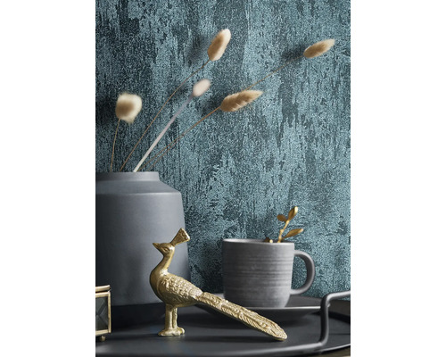 Decoratief stilleven met behang, gouden pauwenbeeldje, kop en vaas