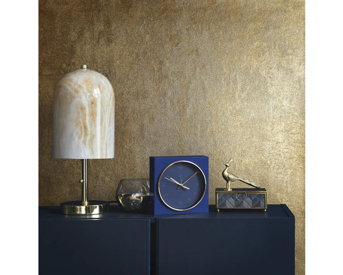Decoratieve scène met lamp, klok en sieradendoos op een kast