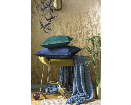 Decoratieve scène met kussens op een kruk, deken en decoratie