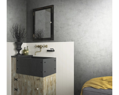 Badkamer met wastafel, kraan, spiegel en decoraties op een wit paneel