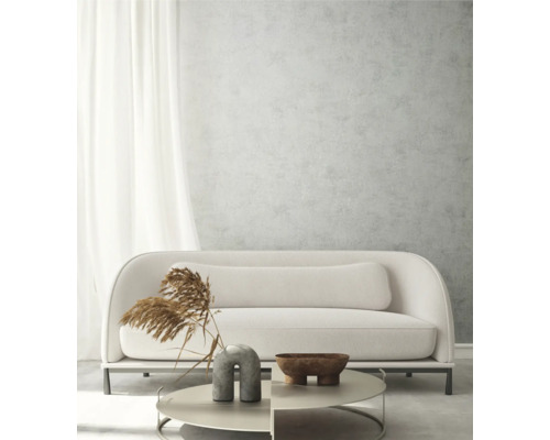 Lichte woonkamer met bank, salontafel en decoraties