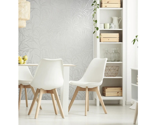 Lichte eetkamer met eettafel, stoelen, rek en behang met motief