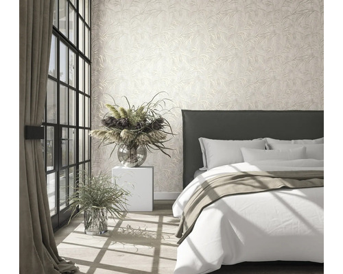 Slaapkamer met behang met motief, bed en decoratieve planten in vazen