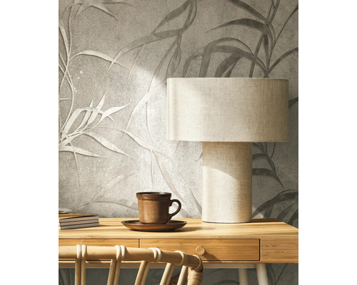 Decoratieve muur met bladerpatroon, bureaulamp en theekop voor een gezellige sfeer