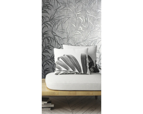 Decoratieve woonkamer met een patroonbehang en kussens met plantmotieven op een bank