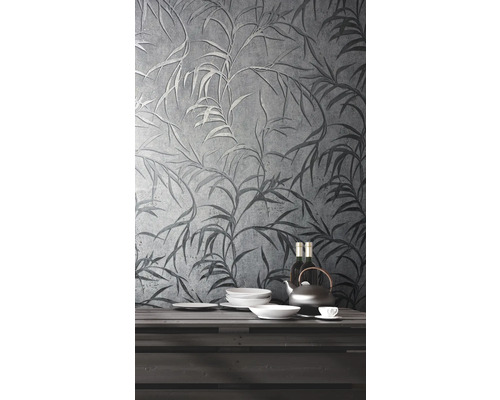 Scene met behang met motief, servies en drankjes op een houten tafel