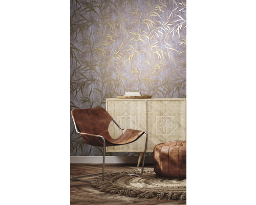 Decoratief interieur met behang met motief, fauteuil en bijzettafel