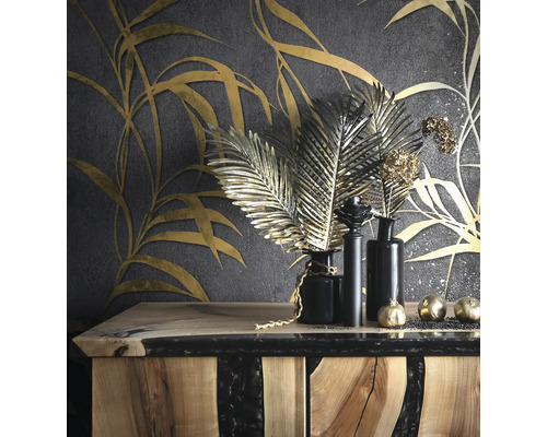 Decoratieve interieurinrichting met bloemenbehang, dressoir, vazen en decoraties