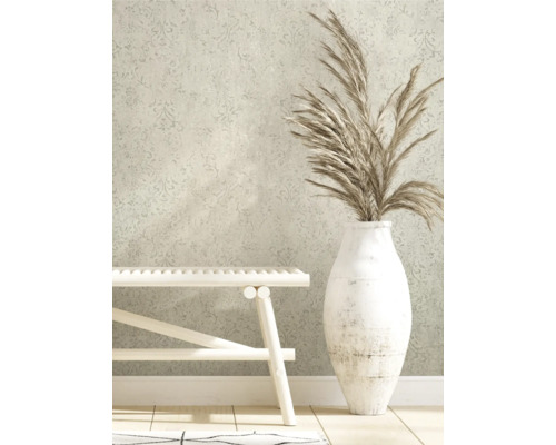 Lichte ruimte met patroonbehang, houten bank en decoratieve vaas