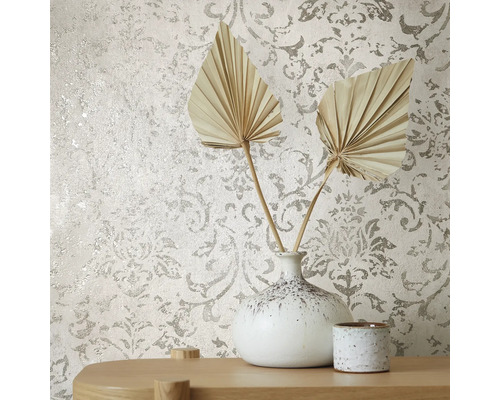 Behang met patroon, vaas en decoratie op een tafel