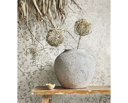 Decoratief behang met bloemmotief, vaas en gedroogde bloemen op een houten tafel