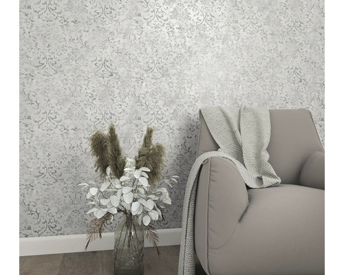 Interieur met patroonbehang, fauteuil en bloemenvaas