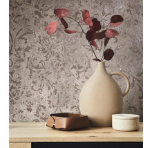 Decoratief stilleven met vaas, schaal en doos voor een gedessineerd behang