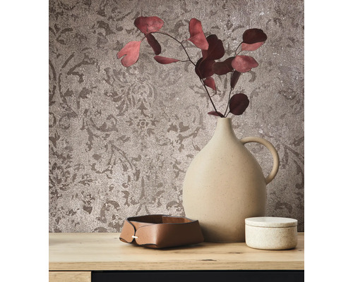 Decoratief stilleven met vaas, schaal en doos voor een gedessineerd behang