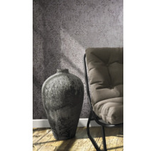 Decoratieve vaas naast een stoel voor een behang met motief