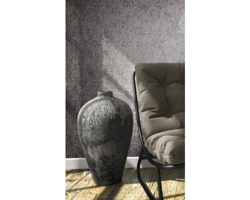 Decoratieve vaas naast een stoel voor een behang met motief