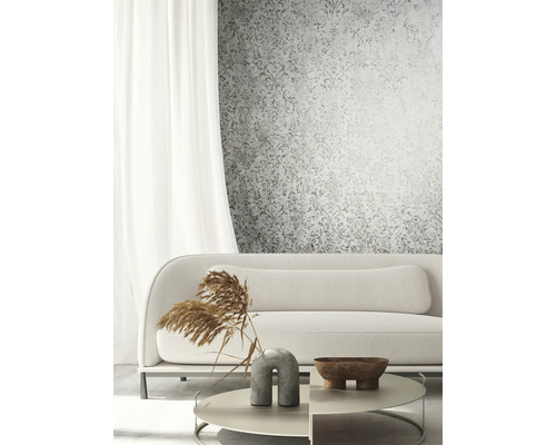 Woonkamer met patroonbehang, bank, tafel en decoratie