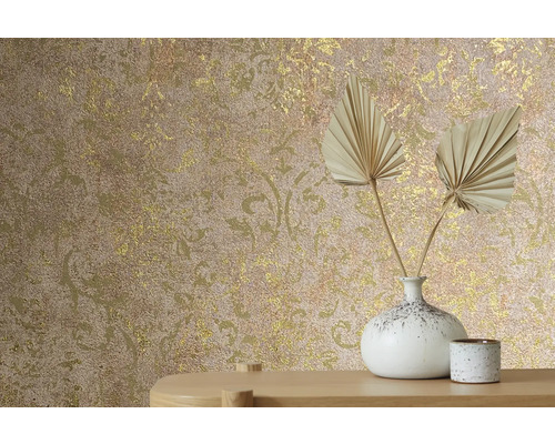 Decoratief behang met patroon en vazen op tafel