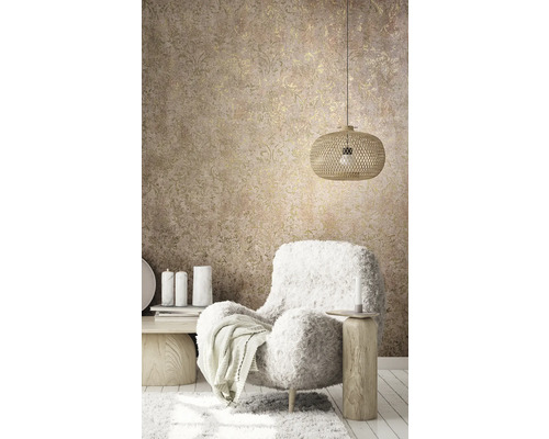MARBURG Vliesbehang 34295 City Glow ornament bruin goud Decoratieve woonkamer met fauteuil, bijzettafel, hanglamp en patroonbehang voor een gezellige sfeer
