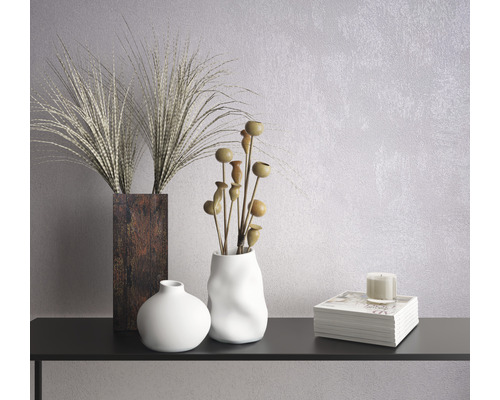 Decoratieve vazen en accessoires op een plank