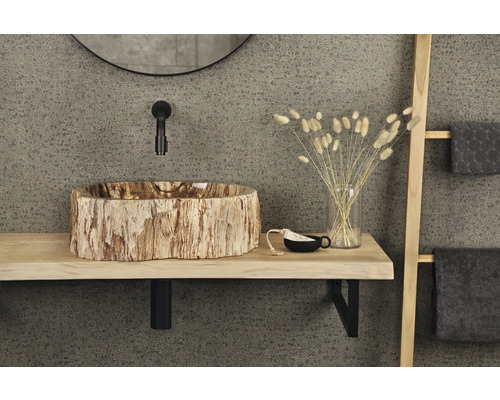 Badkamer met wastafel in boomstamlook, kraan en decoratie