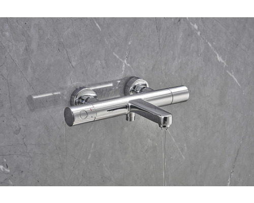 Opbouw douchearmatuur voor grijze muur met waterstroom