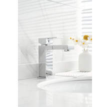 Verchroomde wastafelmengkraan met uittrekbare handdouche op een wastafel