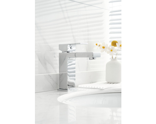 Verchroomde wastafelmengkraan met uittrekbare handdouche op een wastafel