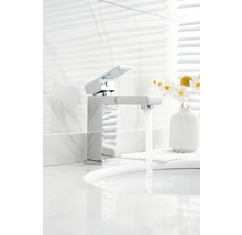 Moderne badkamer met kraan en stromend water