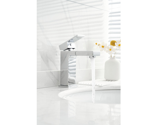 Moderne badkamer met kraan en stromend water