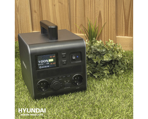 Draagbaar Hyundai-energieverdeelstation met display en aansluitingen op gazon