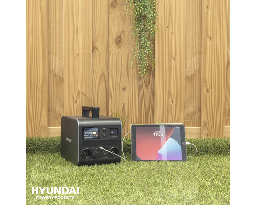 Hyundai Power Products Powerstation met tablet in de tuin