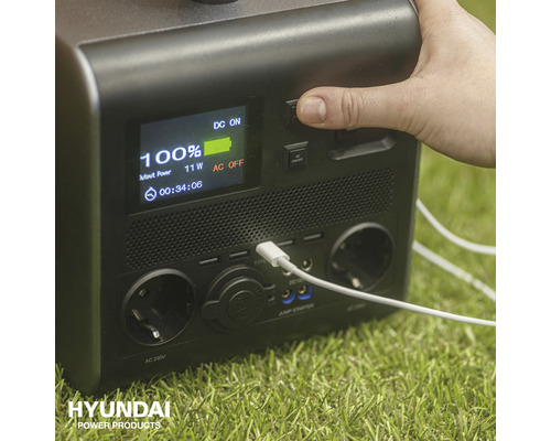 Hyundai Power Products Powerstation met oplaadkabel buitenshuis.