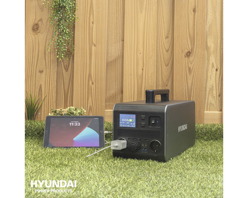 Hyundai Powerstation met tablet in de tuin