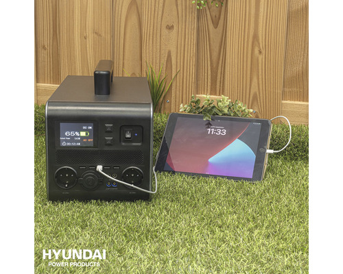 Hyundai Power Products stroomgenerator met tablet op gras